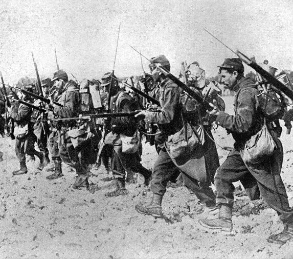 Французская пехота в атаке.