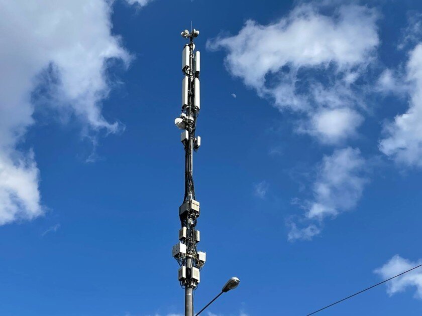 «Мы вместе с ЛИС проверили, насколько система LTE-RUS-2300М соответствует стандартам 3GPP, поддерживает ли она функции базовой станции — есть ли поддержка интерфейса, возможность совершения звонков и подключения к интернету через разные устройства. Испытания показали, что характеристики базовой станции соответствуют оборудованию международного уровня», — сообщает гендиректор НИИ Радио Олег Иванов.