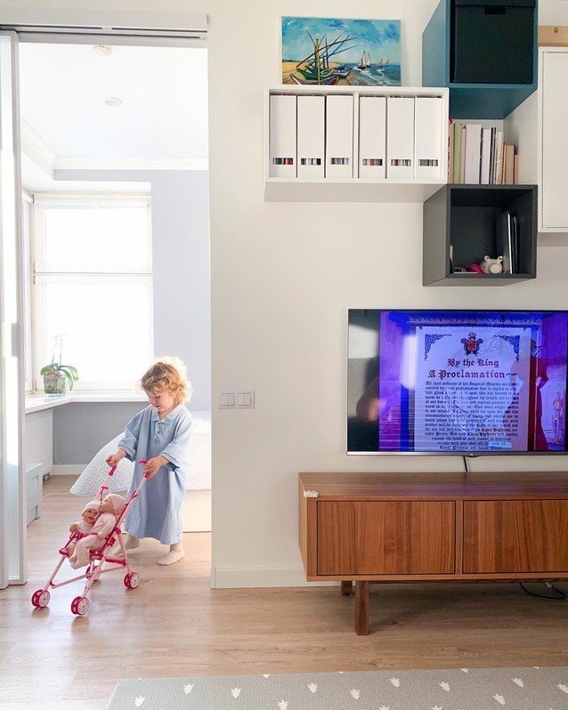 Особое настроение задаёт тумба в стиле mid-century. Объединяющим фактором стал текстиль — подушки на диване, ковёр на полу.