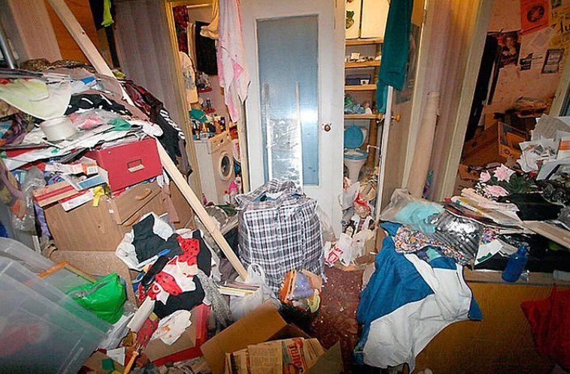 Фото обуви на природе. Сломанная дверца шкафа. Квартира после ограбления. Грязно в квартире. Сломанные одежды.