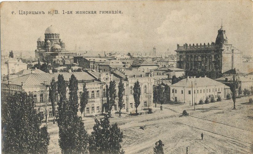 Александро-Невский собор виднеется на заднем плане. Здание на переднем плане сохранилось до сих пор, хотя и лишилось всех украшений на фасаде. Оно находится по адресу - улица Чуйкова, дом 7. Сейчас там комитет по статистике, а когда-то была женская гимназия. А фото сделано с колокольни другой церкви, которая стояла когда-то на месте памятника Хользунову на верхней террасе центральной набережной. Листайте галерею, там есть ещё фото.