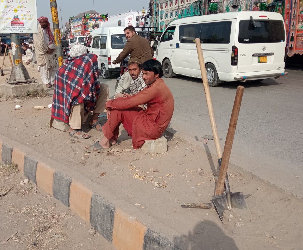  В крупных городов Пакистана вы увидите толкучки трудящихся. Утром их больше, вечером вполовину меньше. Это рынок однодневных рабочих. Большинство сидит с лопатой и киркой, это символизирует их основное умение. Есть похитрее, например с болгаркой, дрелью или чемоданчиком инструментов. Можете взять себе работника на выбор.
