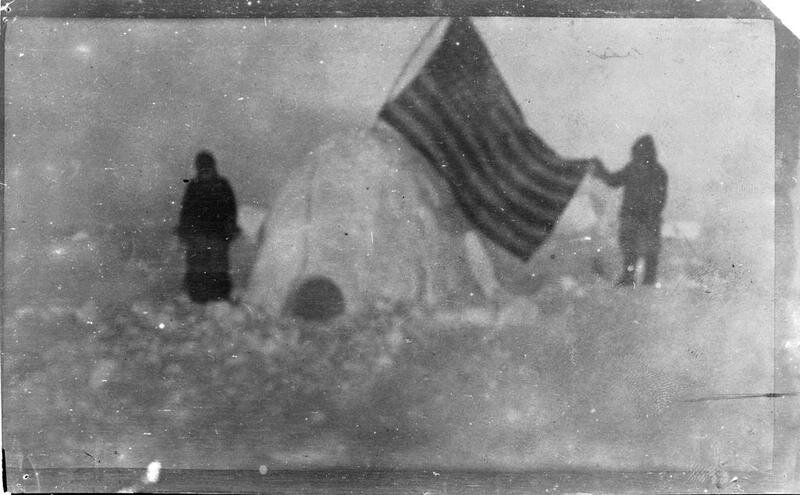 Фотография арктической экспедиции Фредерика Кука 1909 года. Кук утверждал, что эта фотография была сделана недалеко от Северного полюса.