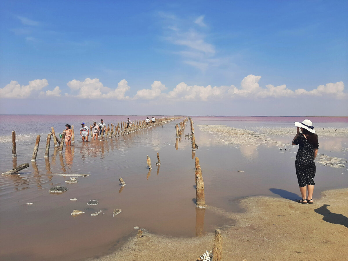 У прибрежной зоны достачно мелко, поэтому вода лишь слегка розовая. Фото автора канала
