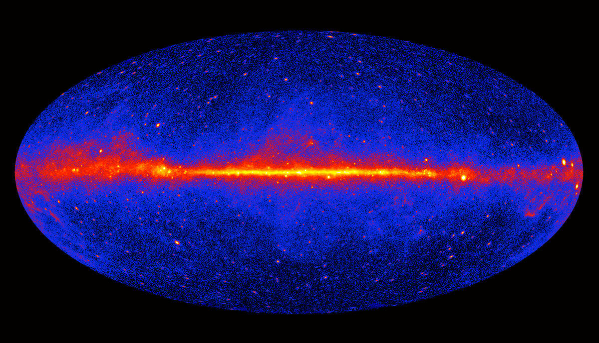 На этом изображении, полученном космическим телескопом Ферми, звездный диск Млечного Пути, расположенный посередине, светится в гамма-лучах. Огромный ореол темной материи окружает его и совсем не излучает света, что затрудняет измерение размера галактики. Фото: NASA/ DOE/ Fermi LAT