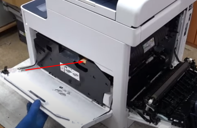 Нажимаем на фиксатор для открытия крышки