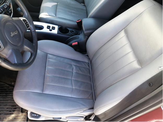 Только после чистки можно было разглядеть настоящий цвет кожи на сиденьях