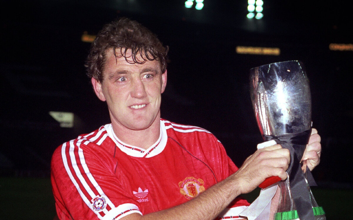 Капитан Манчестер Юнайтед - Стив Брюс, с Суперкубком УЕФА - 1991 г