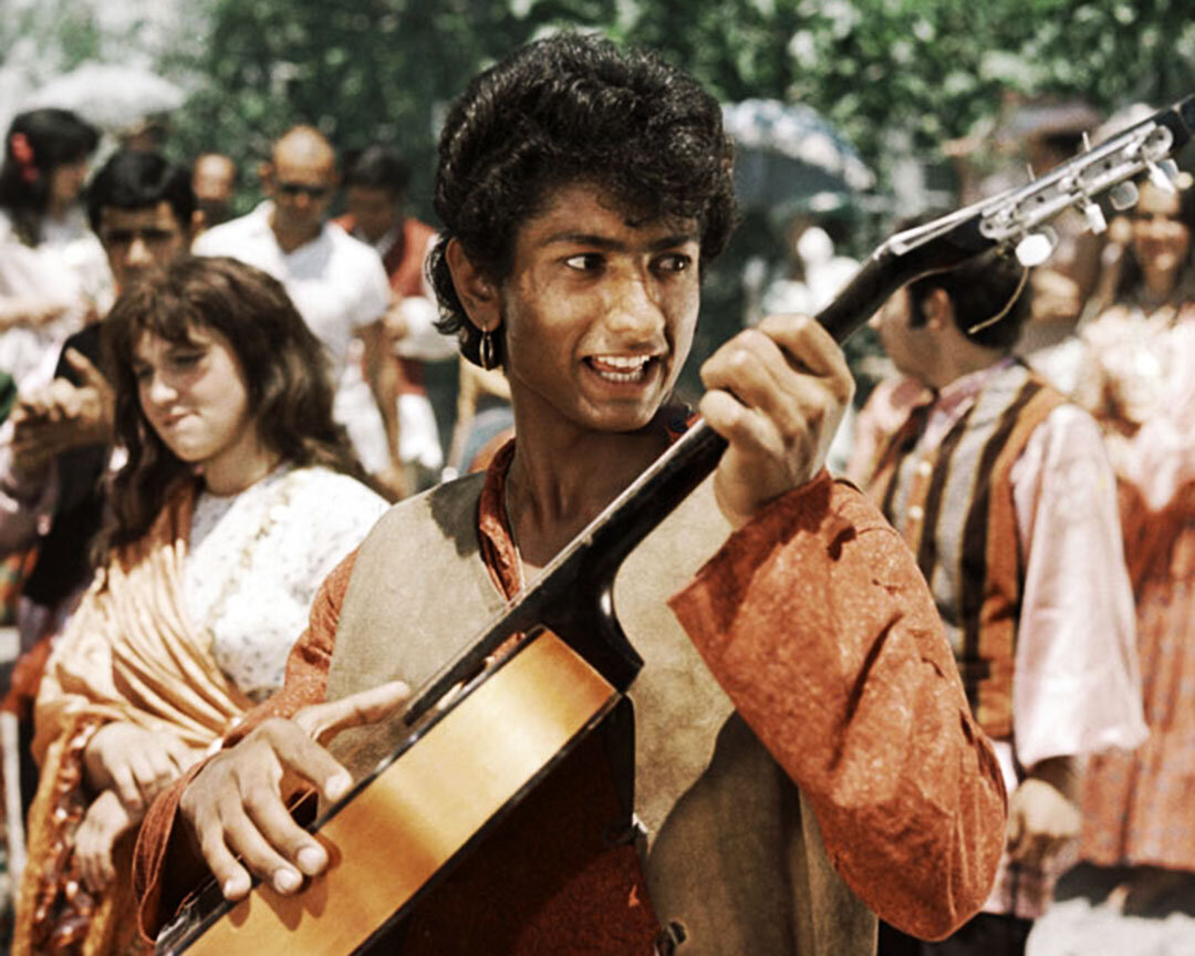 исполняется в ля миноре с перебором и бряцаньем