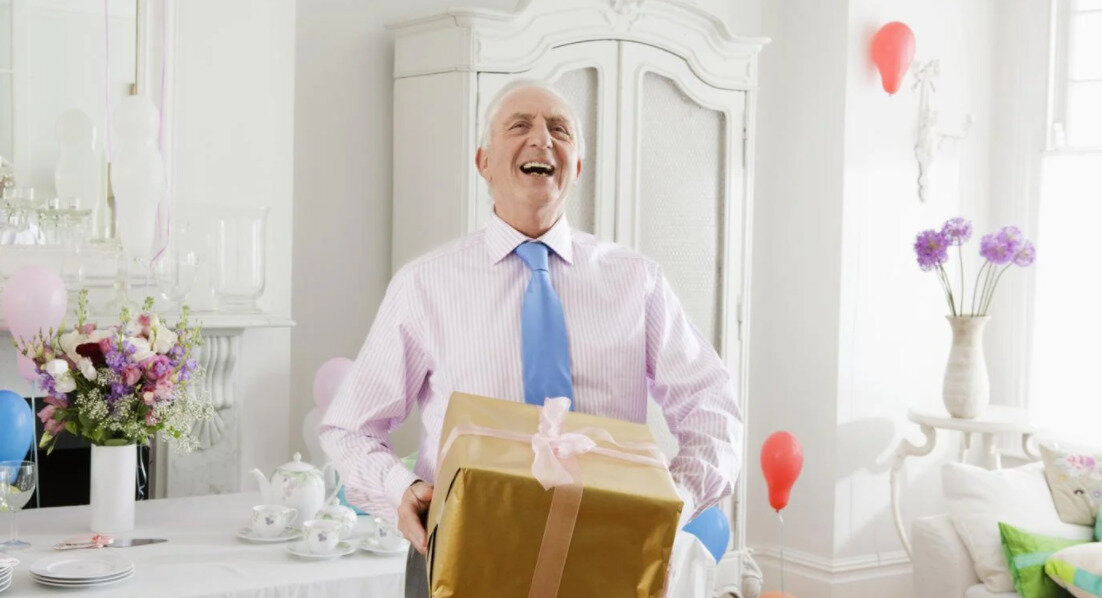 Что подарить дедушке на день рождения от внуков: идеи интересных подарков