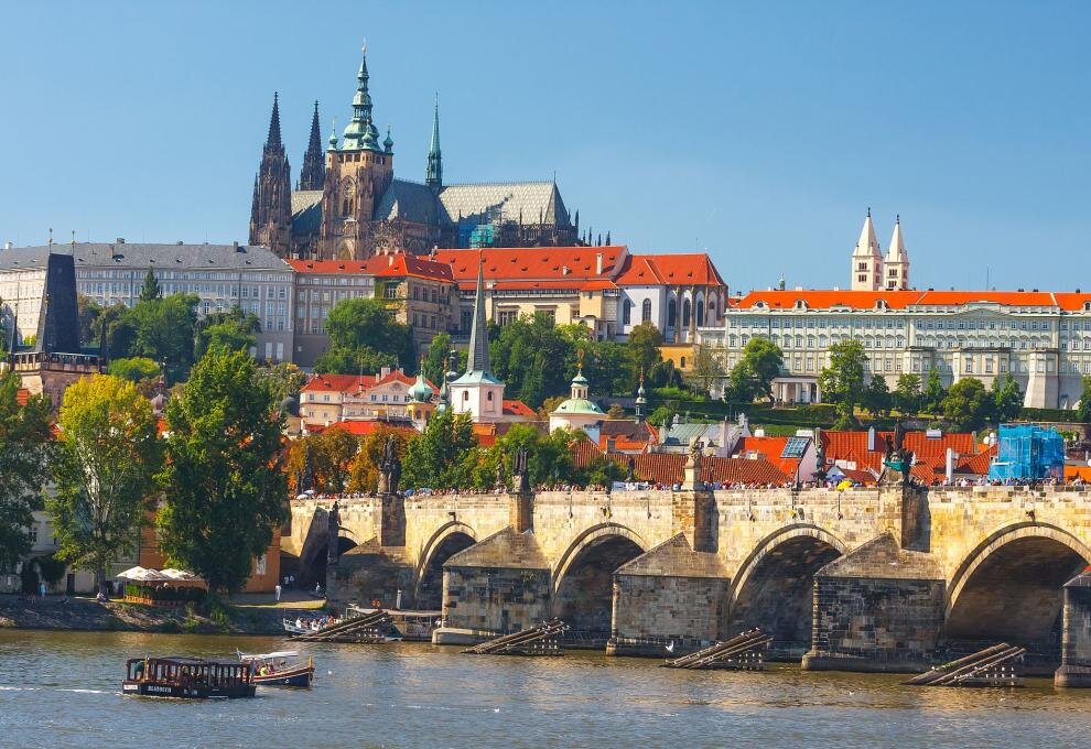 https://www.youtube.com/watch?v=VPW671HIn5g - Prague castle tour