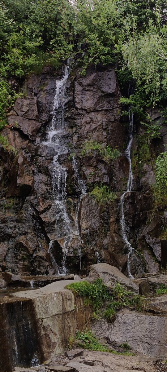 искусственный водопадик ничем не хуже настоящего - в каменных джунглях просто отдохновение и умиротворение. Журчит успокаивающе