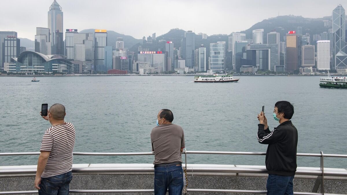    Туристы в медицинских масках на набережной в Гонконге© РИА Новости / Мигель Кандела