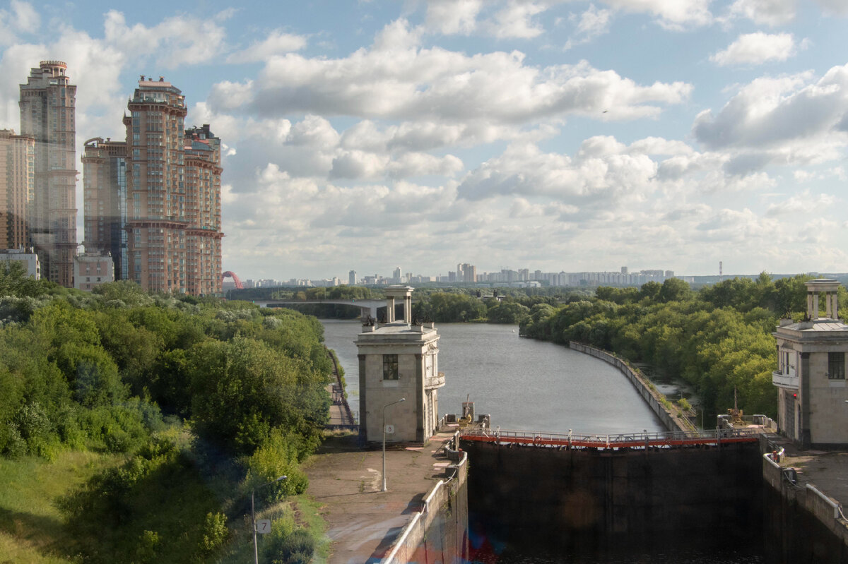 Шлюз, Москва-река, "Алые Паруса" из окна "Иволги". 