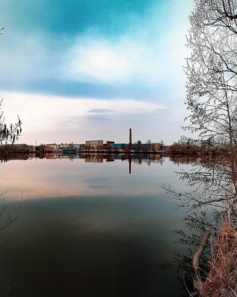 Вид на завод с противоположенного берега. 