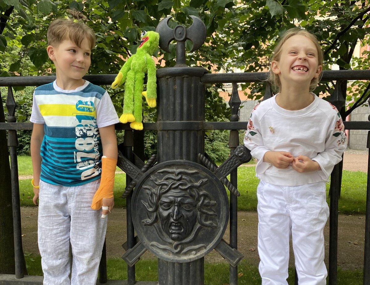 Счастливые дети исследуют Петербург