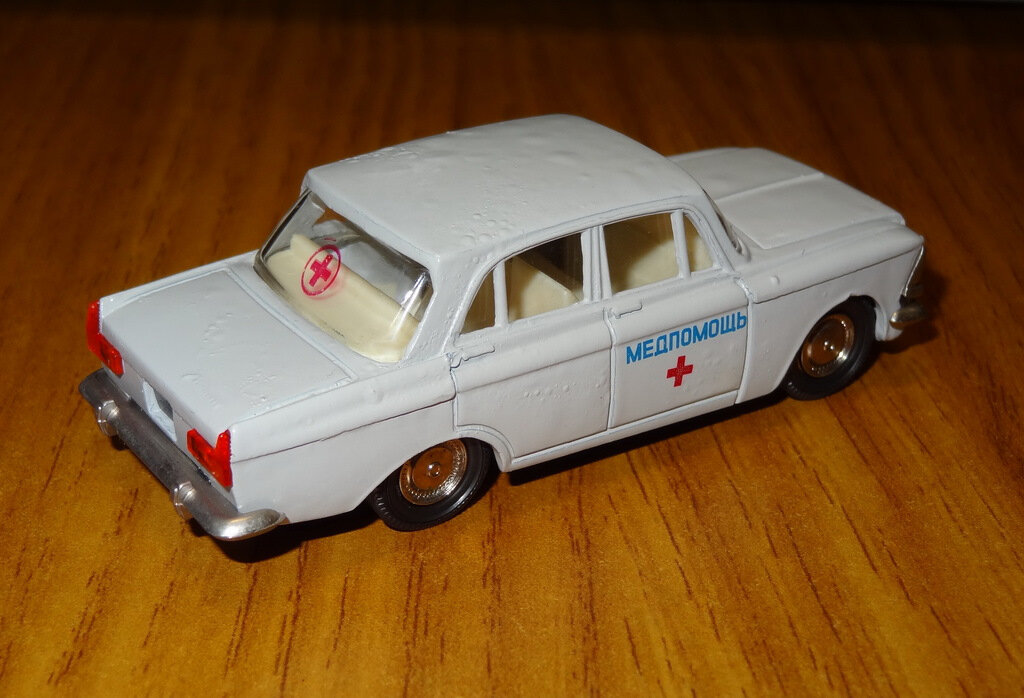 Чуть позже - модели стали тамповаться и приобрели привычный вид: светлый кузов, "крест" на заднем стекле и всё прочее. 