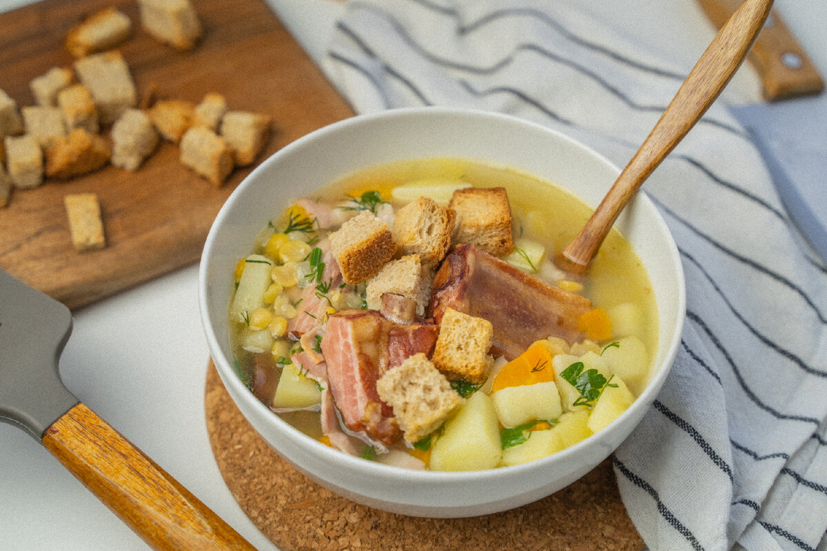 Рецепт горохового супа с копчеными ребрышками и беконом