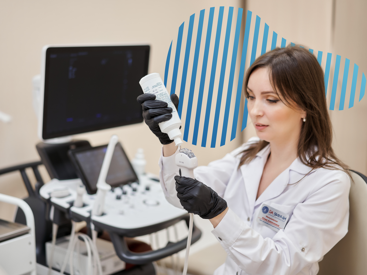 Врач ультразвуковой диагностики клиники "ДАВИНЧИ" Юлия Алексеевна Малышевская за работой. Опыт работы специалиста более 7 лет. 