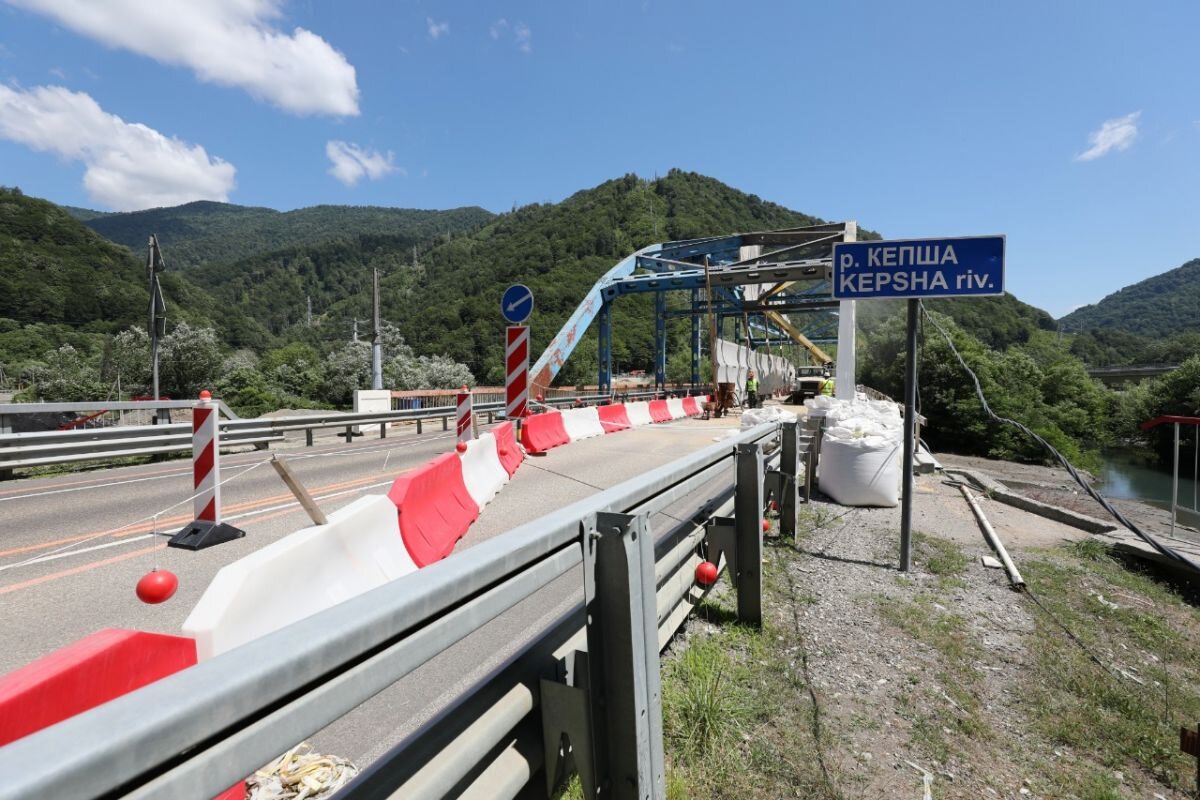    Уже отремонтирована половина моста через реку Кепша в Сочи