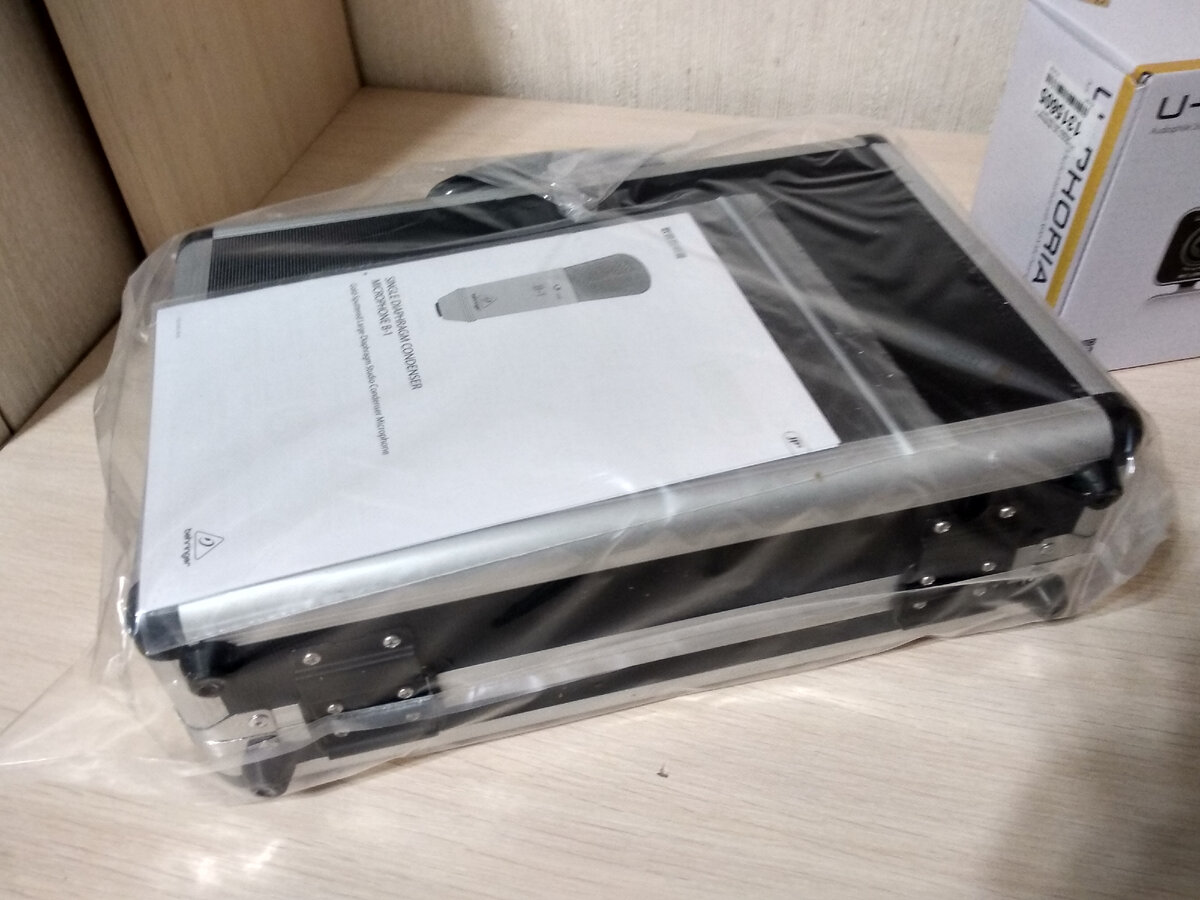 Микрофон B-1 от Behringer.