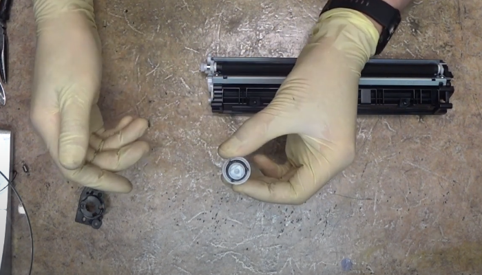 Фото 63. Если тонер перестает проваливаться в картридж, слегка постукиваем им о поверхность стола