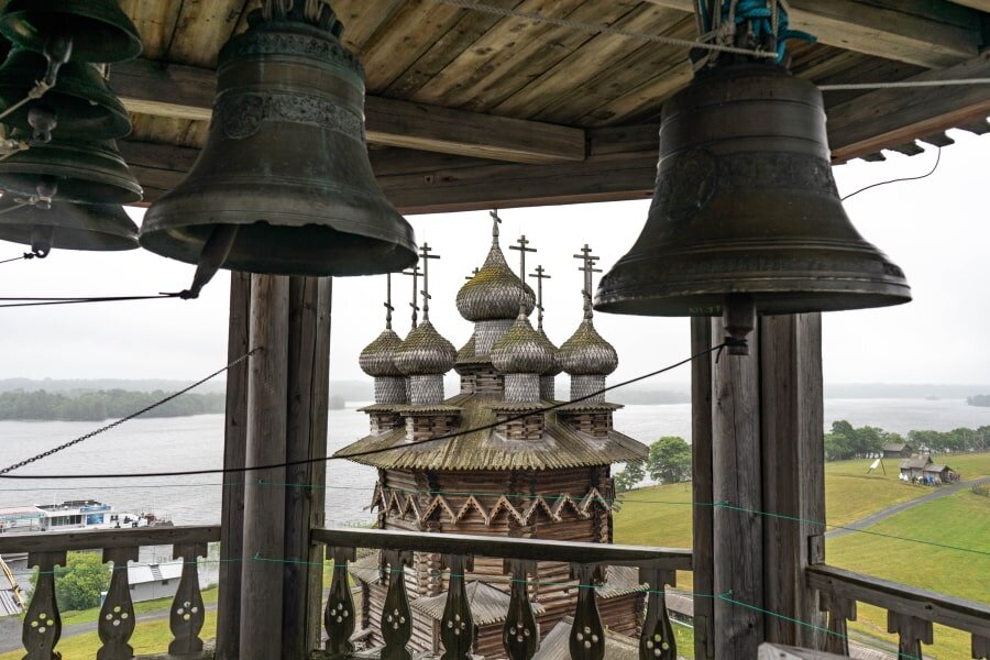 На острове Кижи собраны памятники деревянного зодчества и предметы быта из вепсских и карельских деревень / фото Анны Пыльцыной