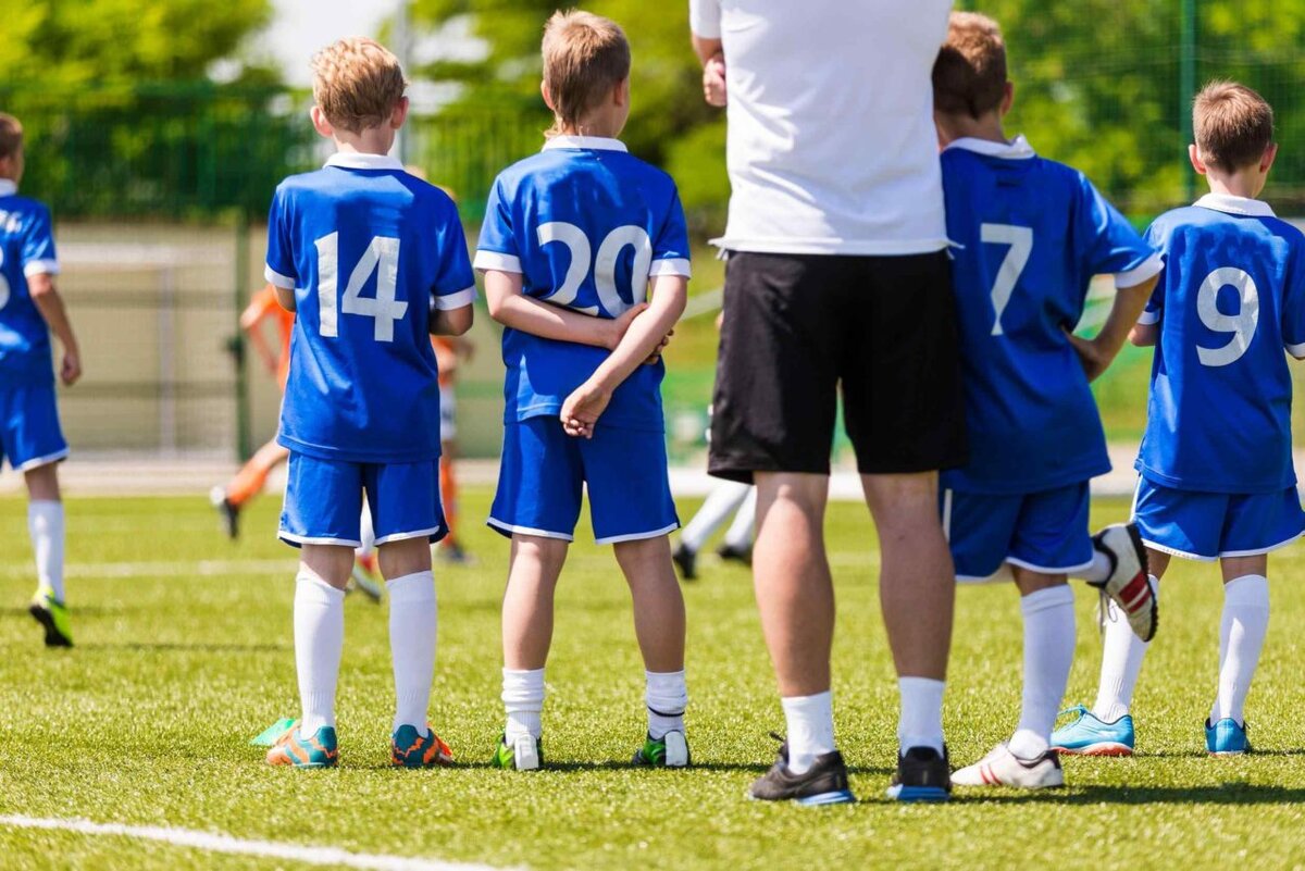 Football youth. Тренер и футболисты. Детский тренер по футболу. Детский футбольный тренер. Тренер и мальчик по футболу для детей.