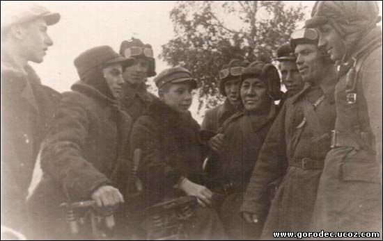 
Встреча советских танкистов в районе населенного пункта Городец. (Источник: https://gorodec.ucoz.com/ZB_Tankisty_550.jpg)