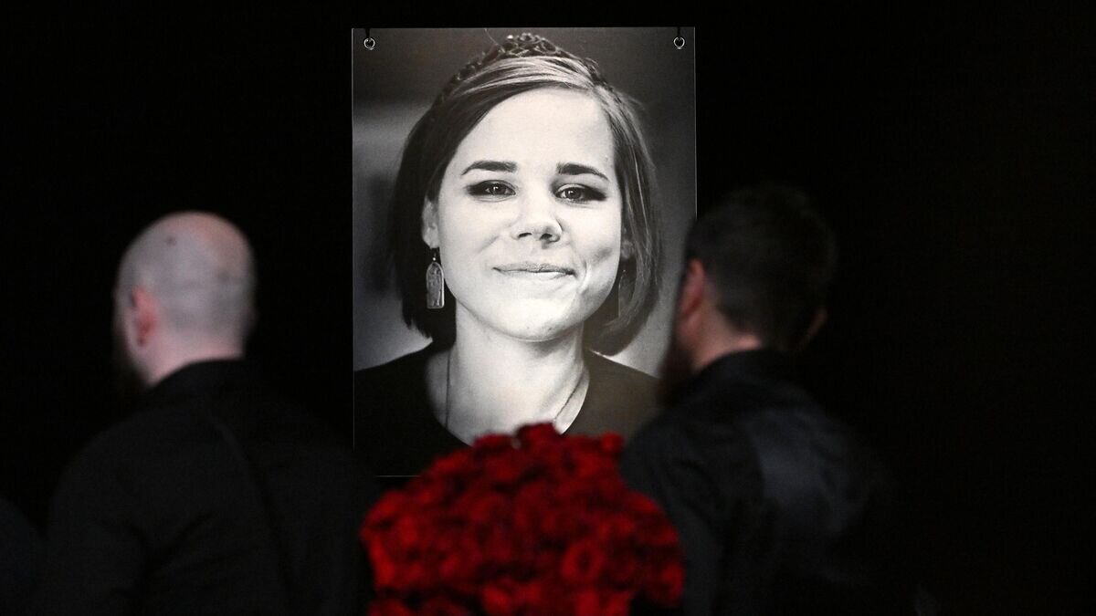    Фотография журналистки и политолога Дарьи Дугиной на церемонии прощания в телецентре "Останкино" в Москве© РИА Новости / Григорий Сысоев