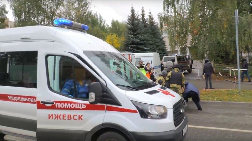    Скорая помощь на месте стрельбы в школе Ижевска ©Telegram-канал РЕН ТВ