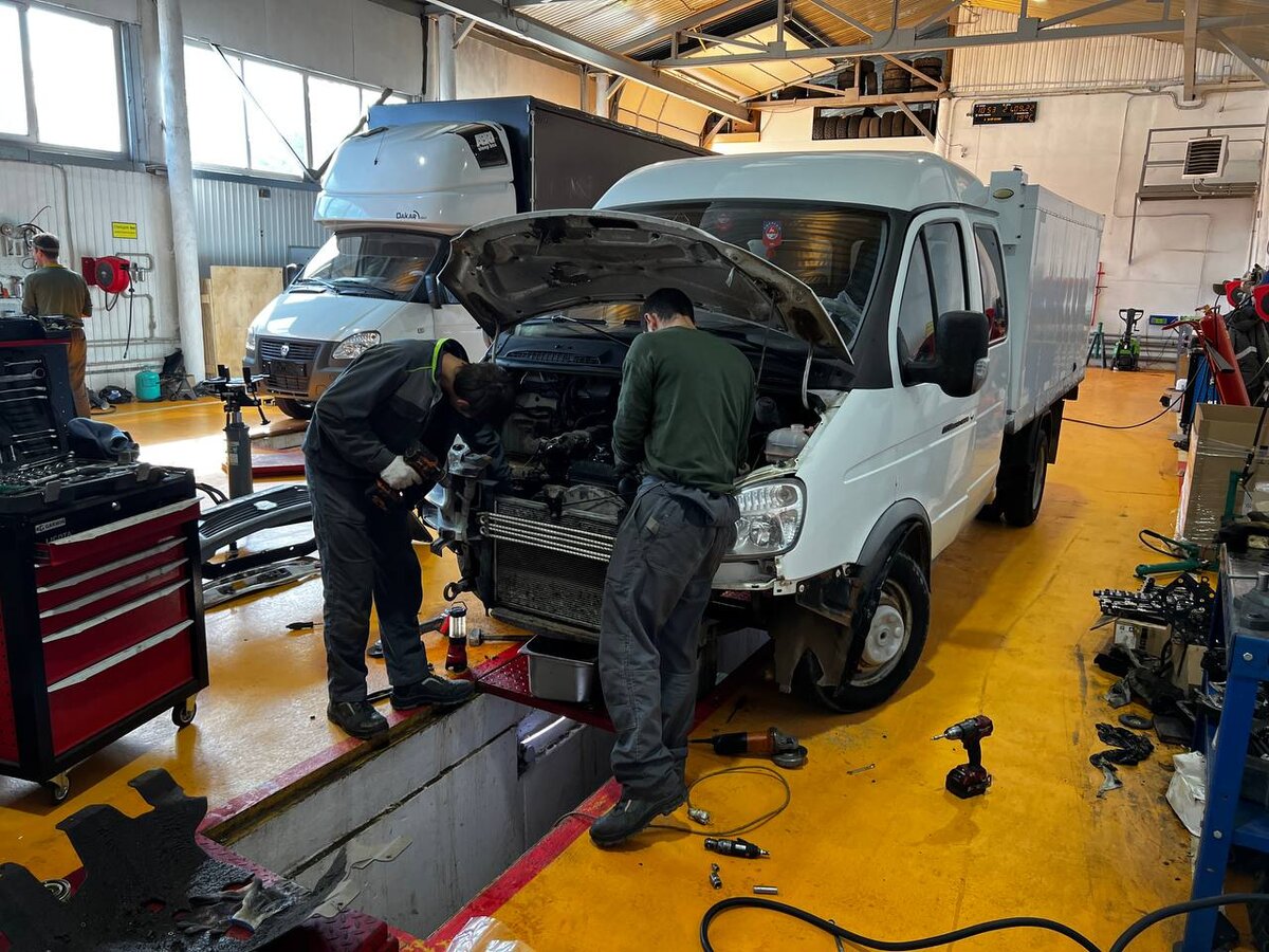 Разбор передней части автомобиля и подготовка к демонтажу старого ДВС