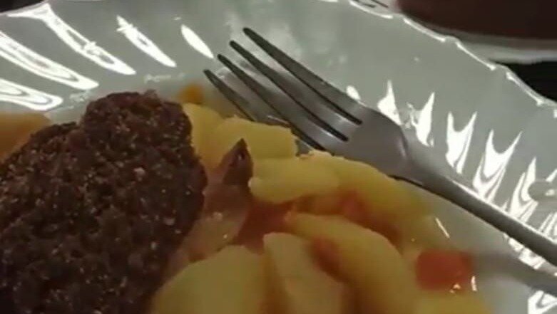     Главный врач челнинской клиники Николай Зотов, который попал под частичную мобилизацию, на своей странице в одной из социальных сетей рассказал о том, как резервистов кормят на сборах в Казани.