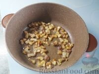 В разогретом сотейнике обжарить сало, нарезанное кубиком.