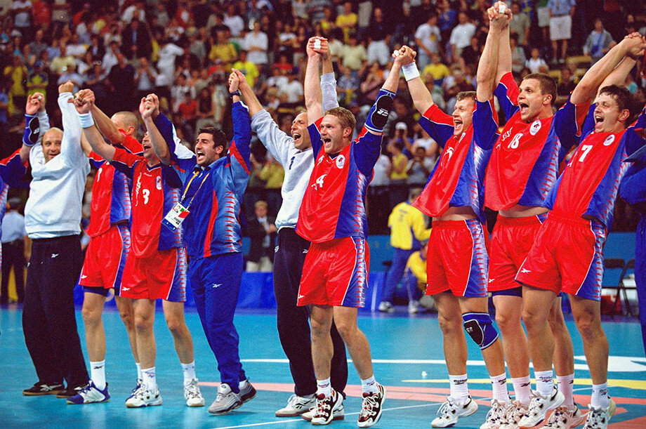 Главный тренер «Ростов-Дона», а в 2000-м году левый крайний мужской сборной России, Эдуард Кокшаров (номер 4) стал Олимпийским чемпионом