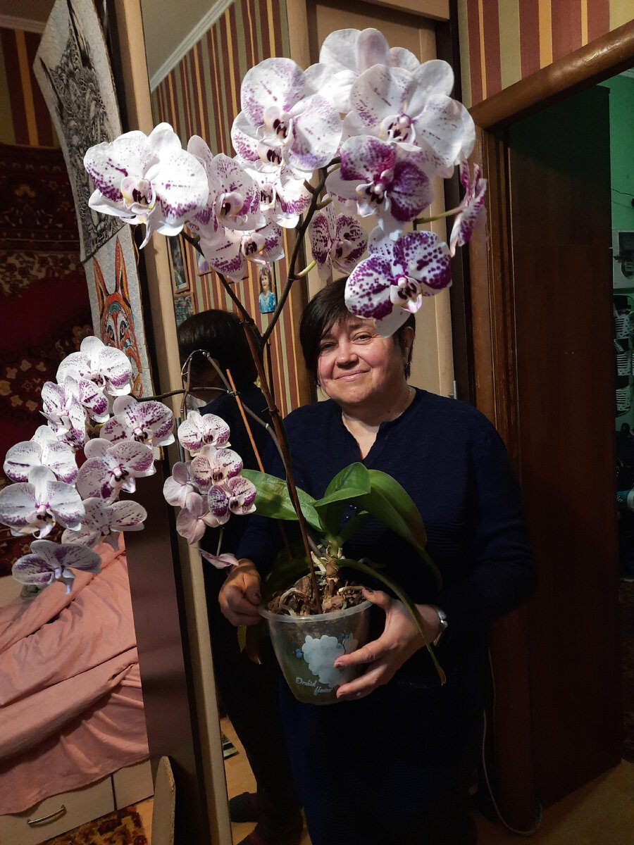 Несу на полив красавицу.