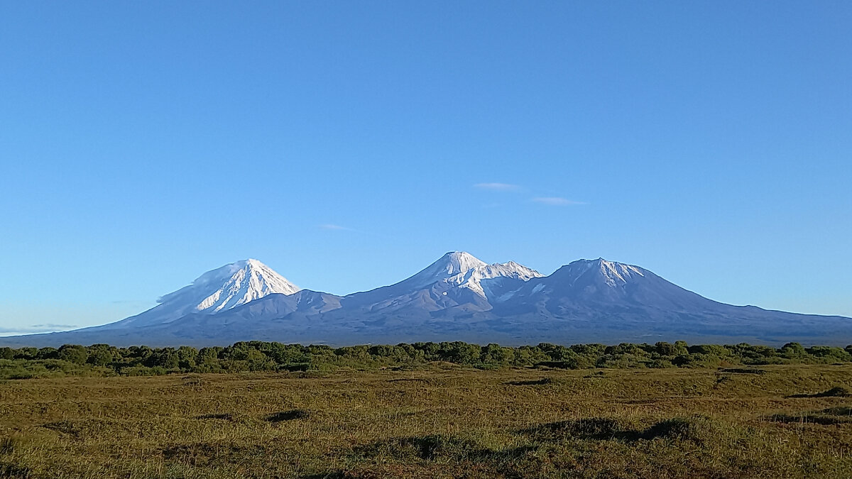"Домашние" вулканы. Вид с халактырского побережья. Слева направо: Корякский, Авачинский и Козельский.