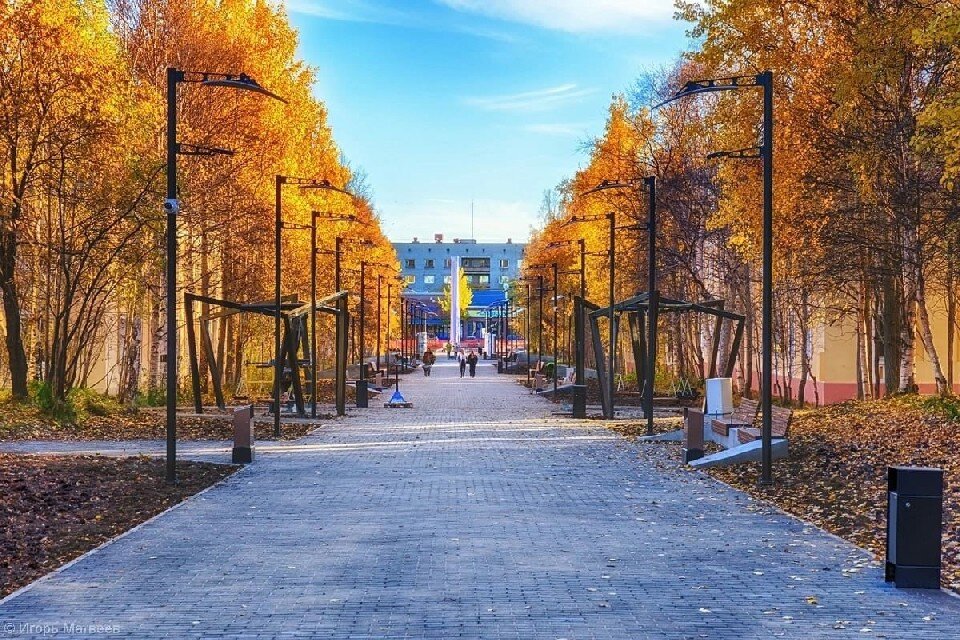     . Люди в ужасе от вида новых фонарей. Фото: Екатерина Писарева