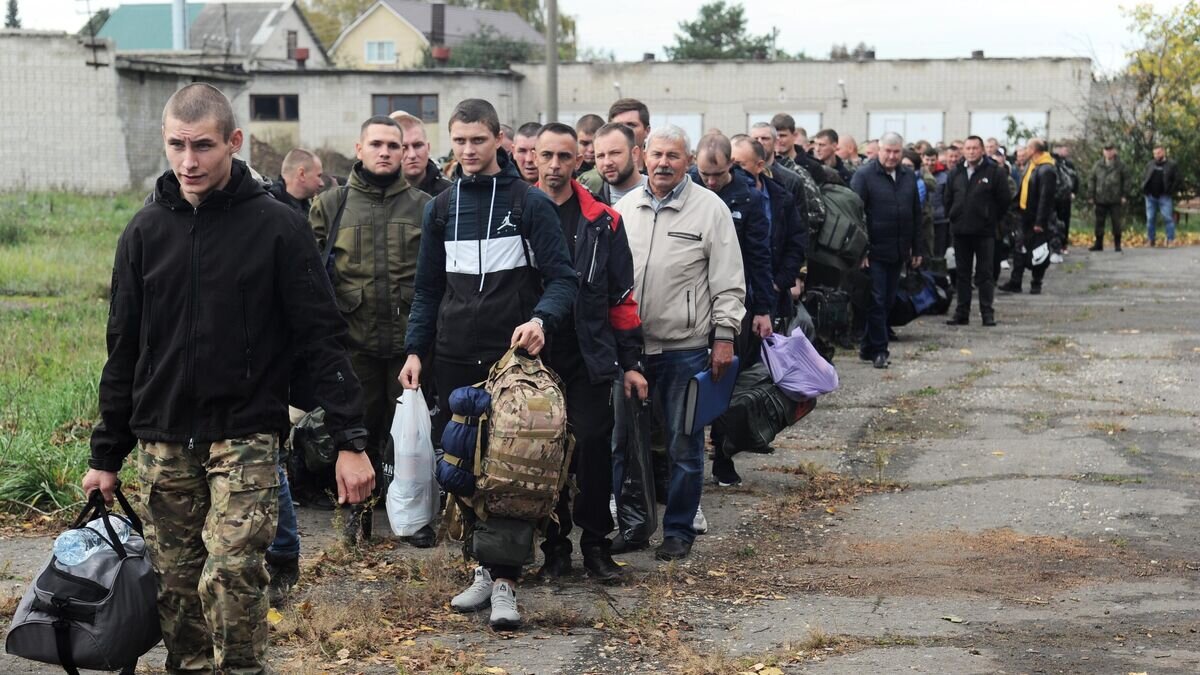    Мужчины, призванные на военную службу в ходе частичной мобилизации, во дворе сборного пункта военного комиссариата Тамбовской области© РИА Новости / Алексей Сухоруков