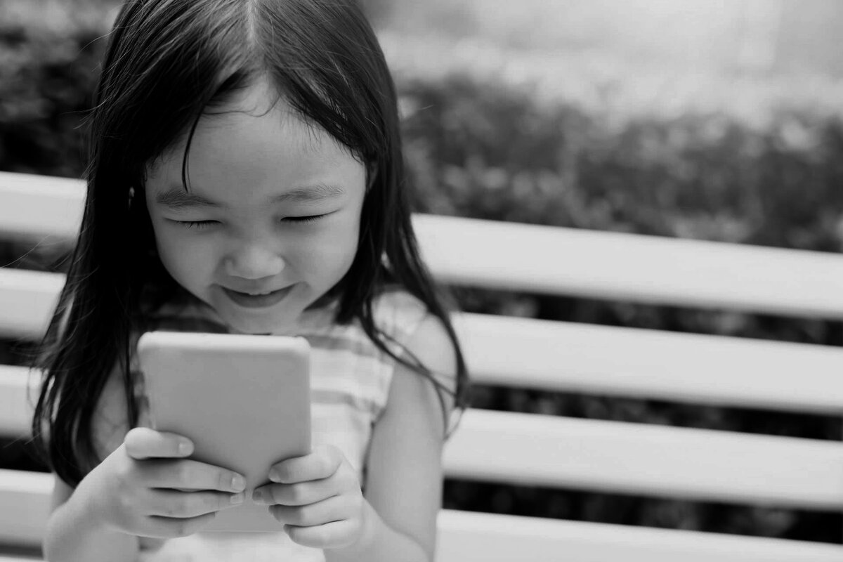 Гаджеты таят в себе скрытые угрозы, о которых, зачастую, знают только специалисты