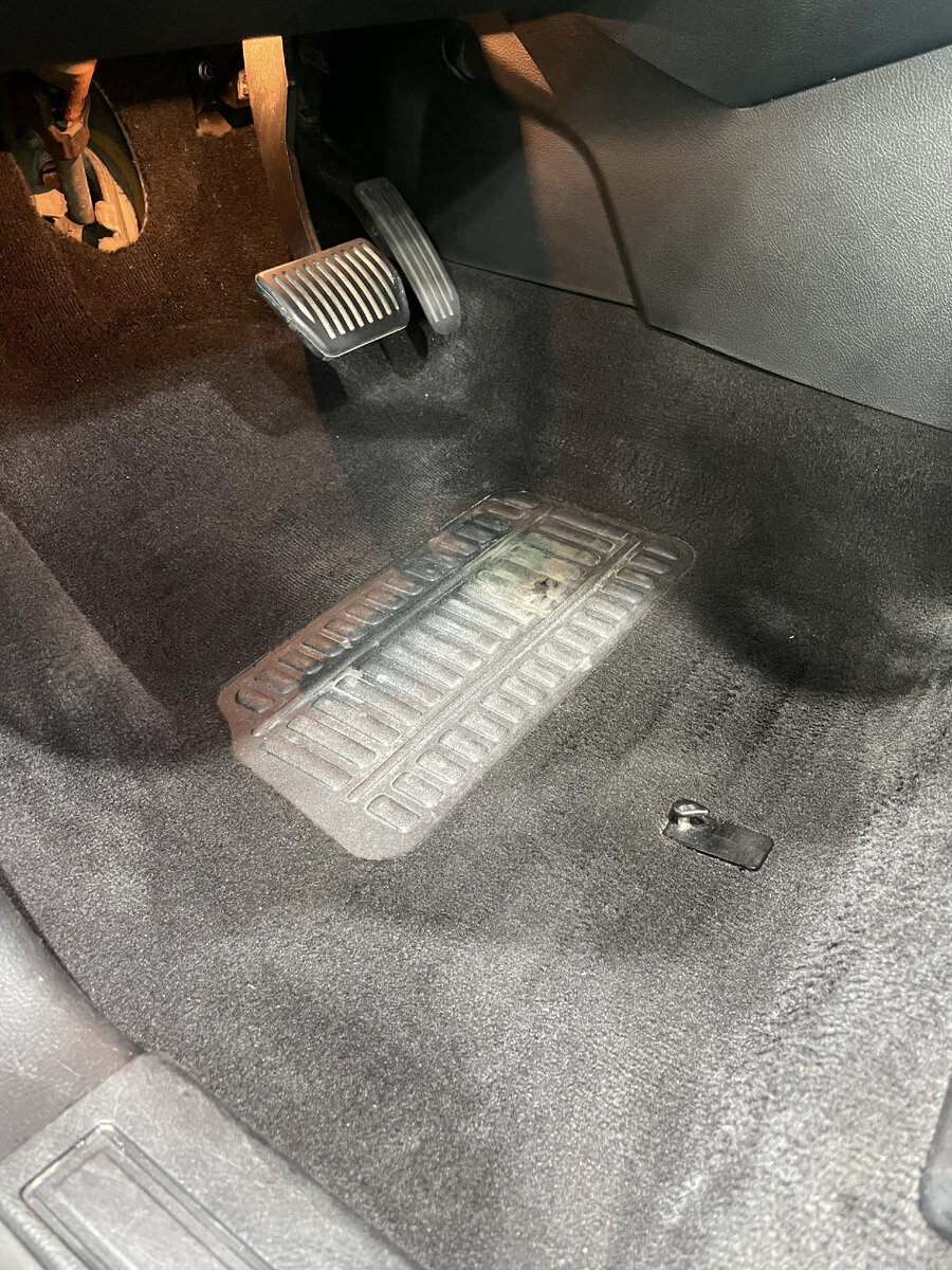 Land Rover Freelander. Автомобиль после бездорожья. Болота, торфяники , чего только этот авто не повидал, прежде чем попасть к нам. Песок , песок, повсюду один песок. Ничего нового, очередной рабочий день. Ну что ж, пора приступать к работе. Для начала разгрузим салон от всех личных вещей владельца. Дабы ничего не потерять раскладываем их по пакетам , снимаем детское сиденье и уносим на склад. Продуваем и пылесосим салон от песка и мусора. Пылесосить его пришлось очень долго. Закончив, заправляем торнадор универсальной химией для химчистки "Interior Cleaner" от Shine Systems. Выбиваем весь песок несколькими проходами , делая основной упор на передние два, они самые грязные. Не добившись желаемого результата , разводим концентрат интериора и с помощью губки наносим пену на пол, без особого энтузиазма, проблемы с электроникой нам не нужны. Проходим полы жесткой щёткой и собираем остатки средства. Основные загрязнения позади, остались лишь соль и противогололёдные реагенты, которые впитывались в ковролин не одну зиму. Здесь всё просто, разводим "Acid Cleaner" в горячей воде, наносим на необходимые участки, выдерживаем 2-3 минуты и тщательно вымываем экстрактором . Кислотный очиститель в паре с горячей водой не оставляет соли никаких шансов. Ещё раз хорошо пылесосим пол от остатков химии и идём дальше.

