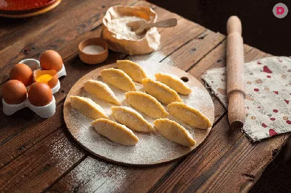 Многие хозяйки любят делать пирожки, однако не у всех хранительниц домашнего очага эти изделия из теста получаются правильной формы. Для того чтобы пирожки выглядели аппетитно, нужно придать им красивый вид. Сделать это очень просто – надо знать несколько простых правил и проявить немного фантазии.