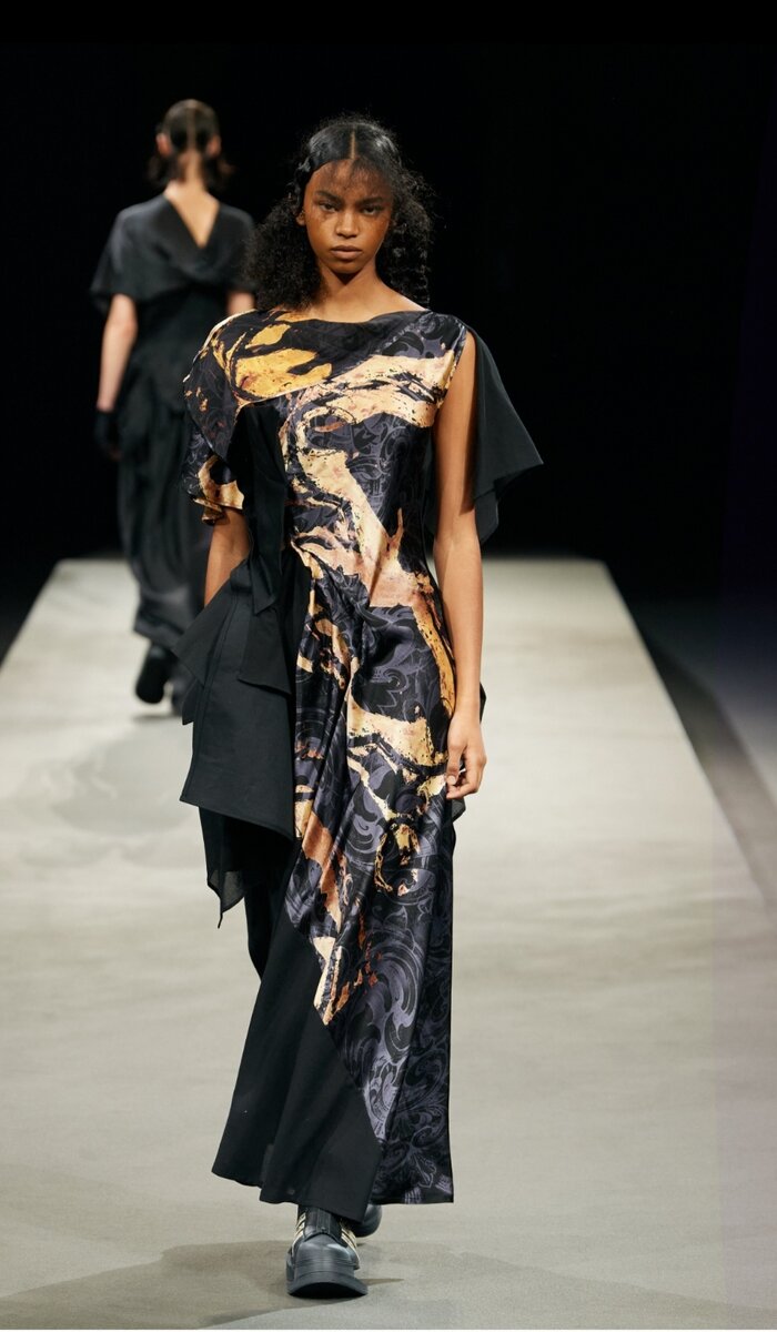 Йоджи Ямамото на неделе высокой моды 2023. | Шитье и Поделки из ткани ...