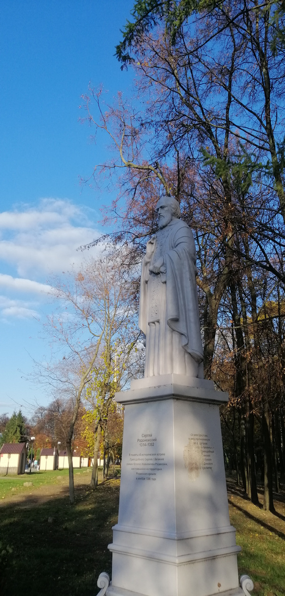 Искала в первый день я этот памятник тщетно, ибо точка на карте стоит в ином месте, а по сути он на входе с Соборной площади. 