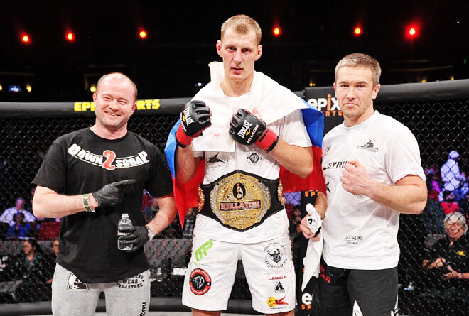 Александр Волков с чемпионским поясом Bellator