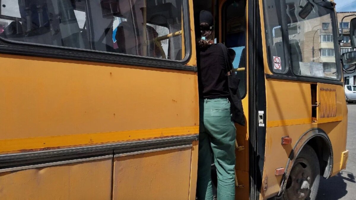     В Казани могут запустить гибрид такси и общественного транспорта по аналогу Набережных Челнов. Такие маршруты распространят на пригород. Об этом сообщил заместитель министра транспорта и дорожного хозяйства Татарстана Тимур Никонов.