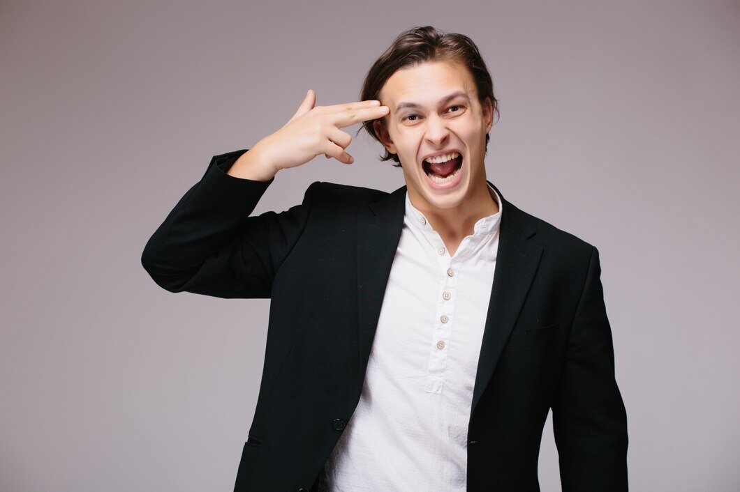 Помните, что такие люди больны и очень опасны. Не попадайтесь им на глаза. Вы не представляете, на что они могут быть способны. Фотографии с сайта freepik.com