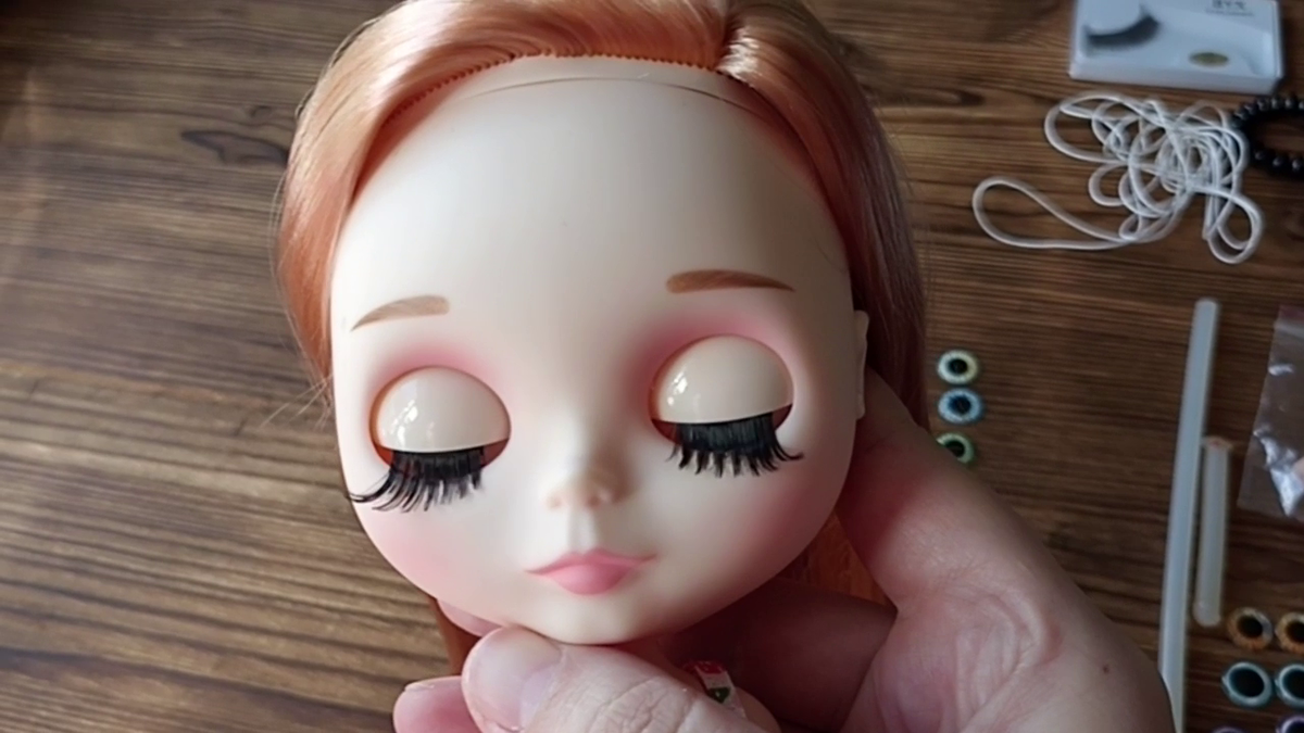 Фабричные ресницы куклы Блайз