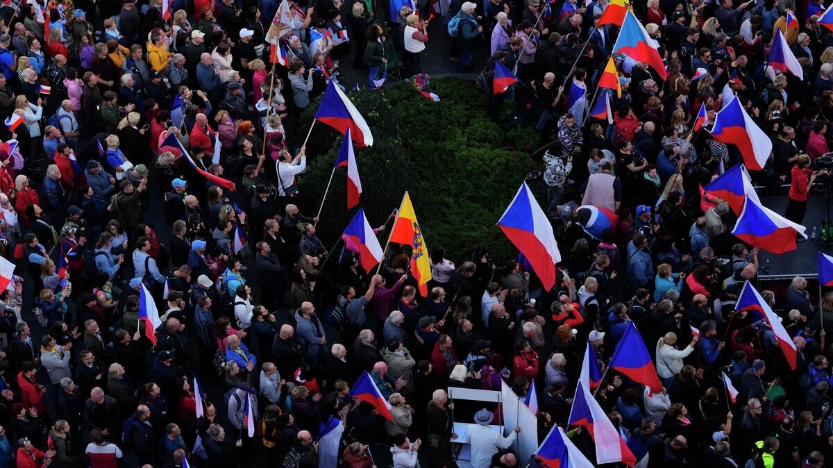    Митинг в Праге в поддержку переговоров с Россией и отставки правительства Чехии© AP Photo / Petr David Josek