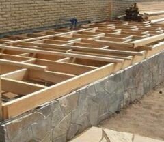  Если летняя веранда или беседка возводится с нуля, необходимо  подготовить надежное, качественное основание, которые вынесет все  природные катаклизмы и значительную эксплуатационную нагрузку. В  зависимости от материалов, которые доступны для такого рода работ,  фундамент можно сделать песчано-гравийным, бетонным или свайным. В  первом случае предполагается утрамбовка почвы под будущей террасой,  засыпка слоев щебня и песка – готовая песчано-гравийная подушка выдержит  даже серьезную нагрузку и даст минимальную усадку. Если предполагается,  что строение будет иметь внушительную площадь и нести немалую нагрузку  на фундамент, то выбор можно сделать в пользу бетонной стяжки. Но  клиенты, которые берутся за монтаж постройки самостоятельно, чаще всего  предпочитают использовать забивные или забетонированные сваи в качестве  фундамента.